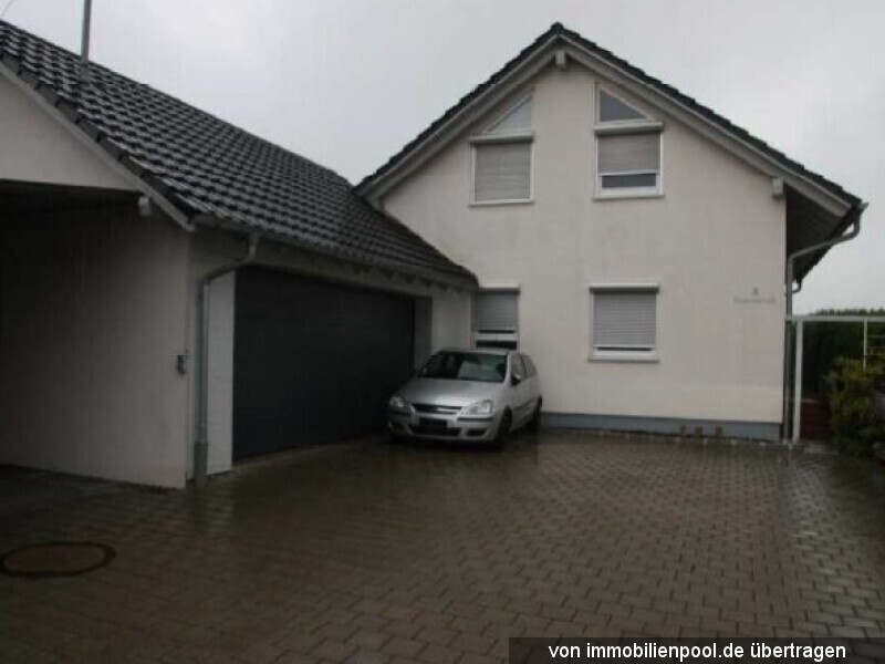 Foto 1 von 6 — Einfamilienhaus mit Doppelgarage, Carport und Ackerfläche