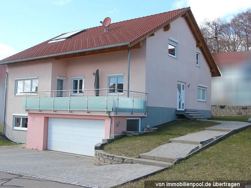 Foto 1 von 5 — Einfamilienhaus mit Doppelgarage und Geräteschuppen