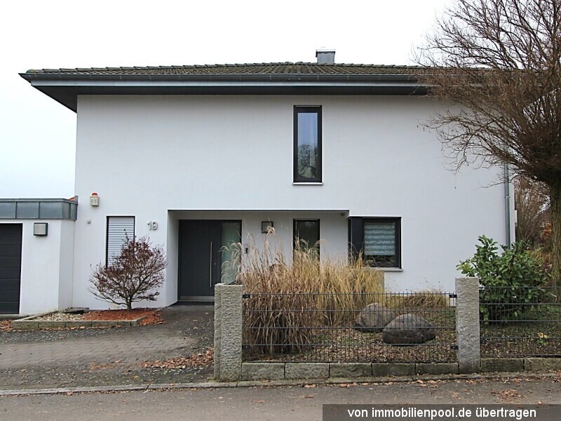 Foto 2 von 5 — Einfamilienhaus mit Doppelgarage und Photovoltaikanlage