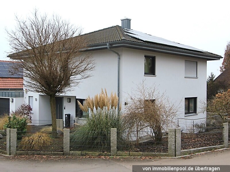 Foto 3 von 5 — Einfamilienhaus mit Doppelgarage und Photovoltaikanlage