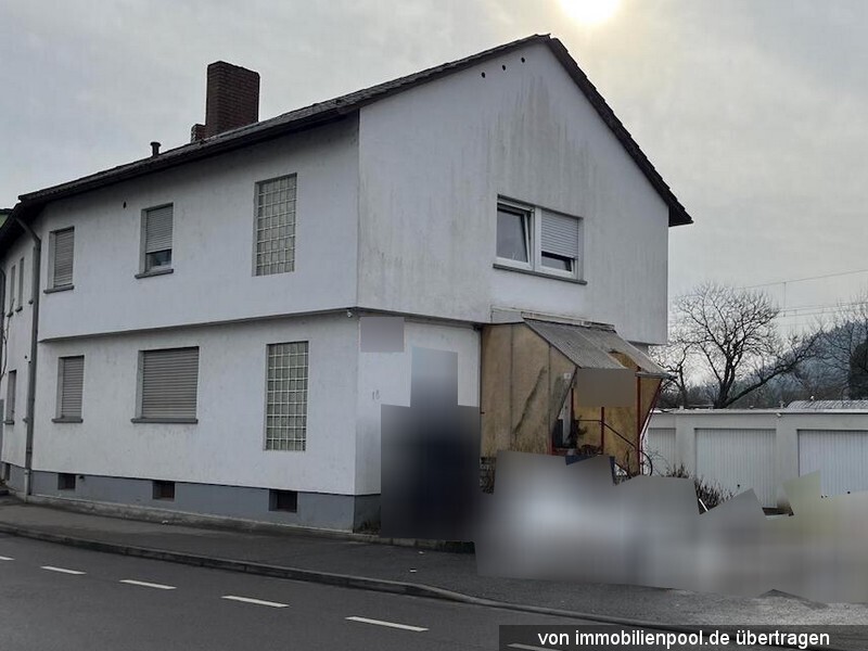 Foto 2 von 2 — Mehrfamilienhaus mit Garagenzeile
