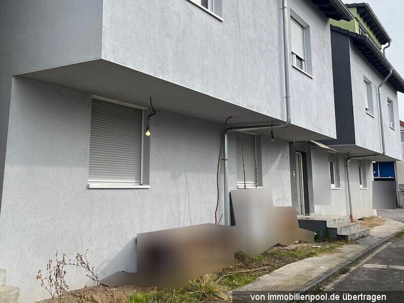 Foto 2 von 2 — Mehrfamilienhaus mit Garagenzeile