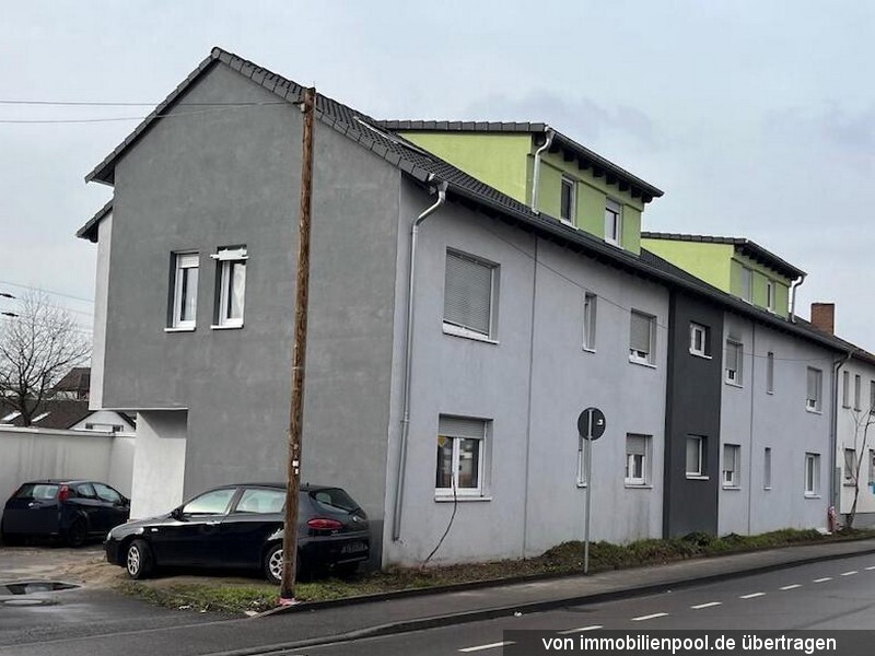 Foto 1 von 2 — Mehrfamilienhaus mit Garagenzeile