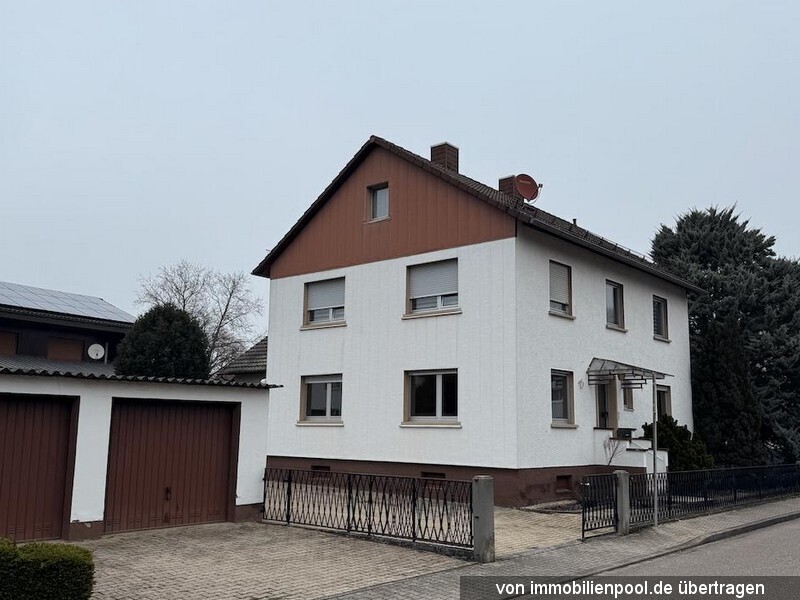 Foto 1 von 3 — Zweifamilienhaus mit Nebengebäude und Garagen
