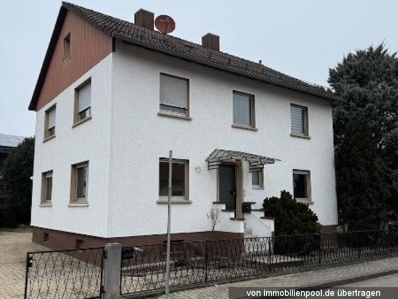 Foto 2 von 3 — Zweifamilienhaus mit Nebengebäude und Garagen