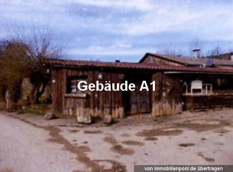 Foto 1 von 7 — ehemalige Hofstelle mit Gebäudebestand und Landwirtschaftsflächen
