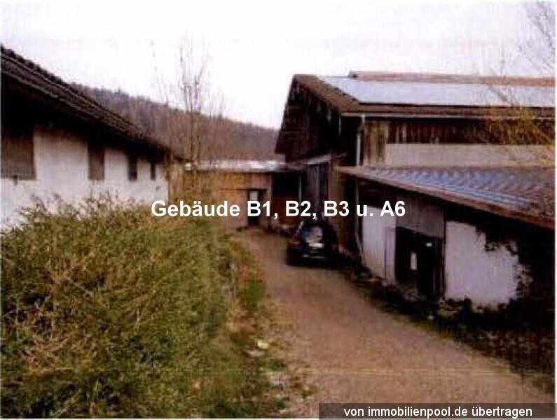 Foto 6 von 7 — ehemalige Hofstelle mit Gebäudebestand und Landwirtschaftsflächen