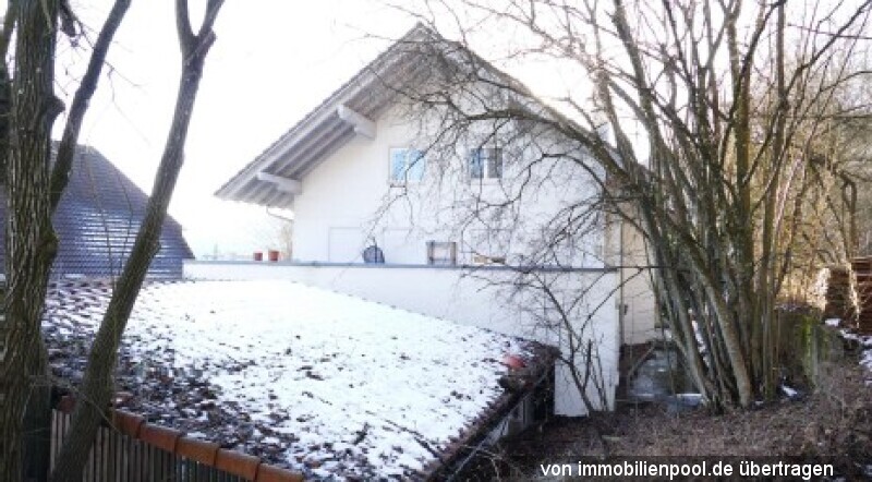 Foto 3 von 6 — Zweifamilienwohnhaus mit Garagenanbau sowie Carport/Schuppen