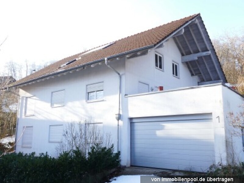 Foto 1 von 6 — Zweifamilienwohnhaus mit Garagenanbau sowie Carport/Schuppen