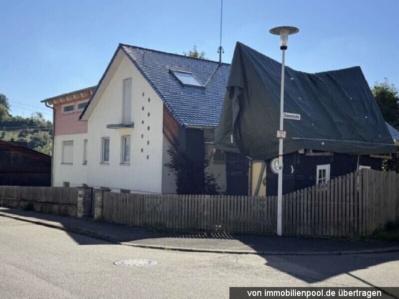 Foto 1 von 5 — Einfamilienhaus mit Doppelgarage, Carports und Anbau