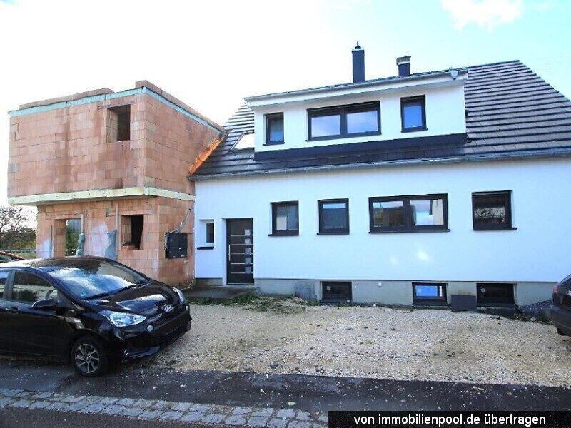 Foto 4 von 5 — 2-Familienhaus mit Einliegerwohnung und Flachdachanbau (Rohbau)