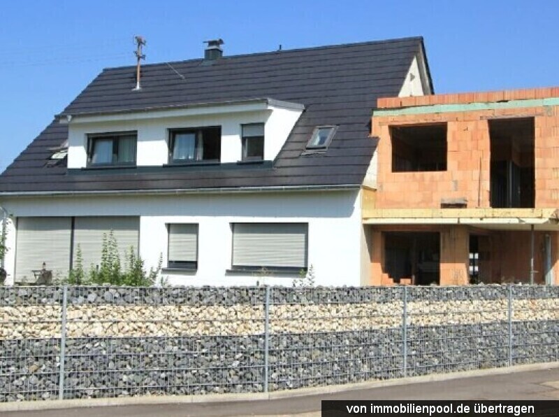 Foto 1 von 5 — 2-Familienhaus mit Einliegerwohnung und Flachdachanbau (Rohbau)