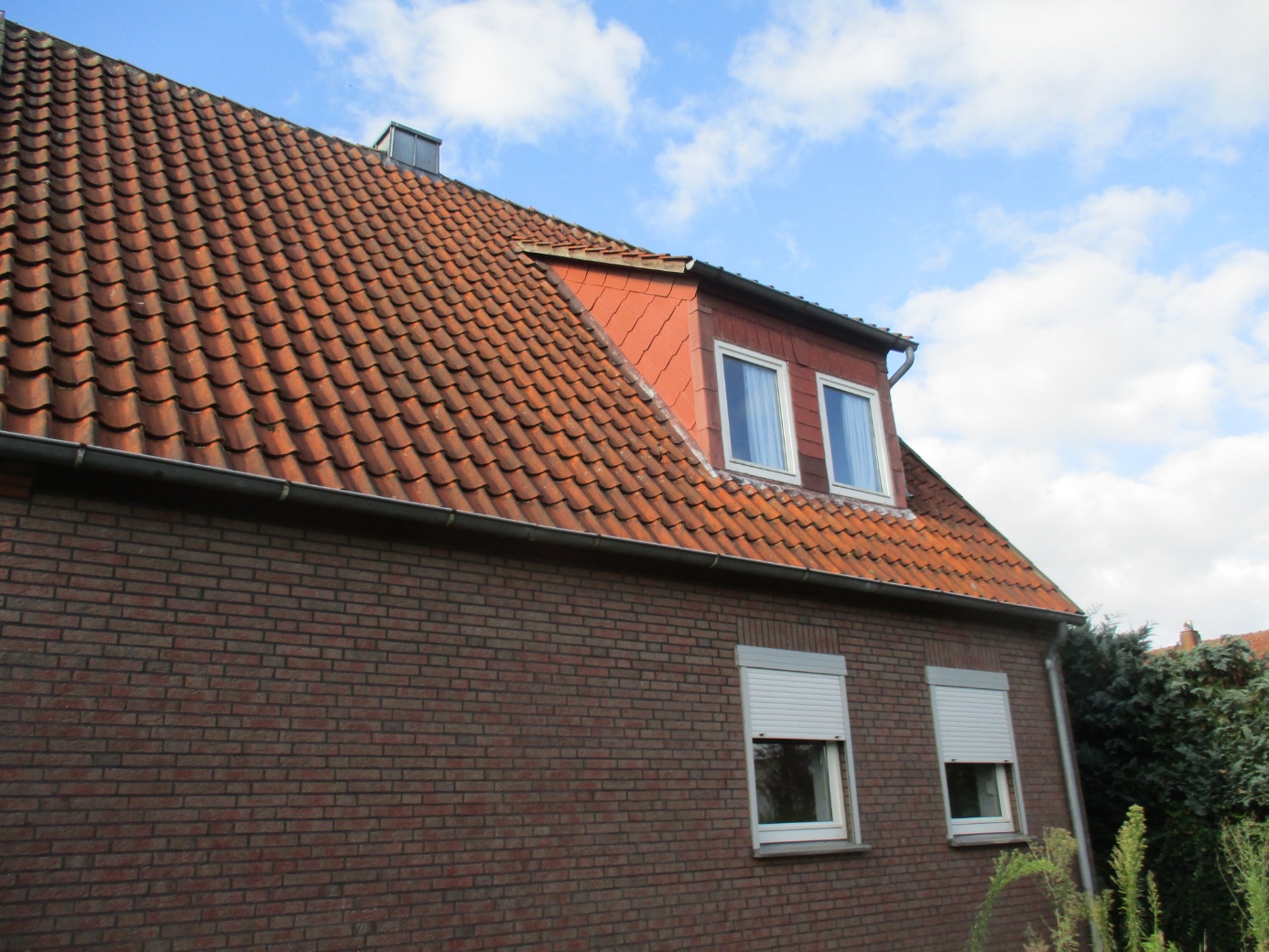 Foto 1 von 2 — Zweifamilienhaus