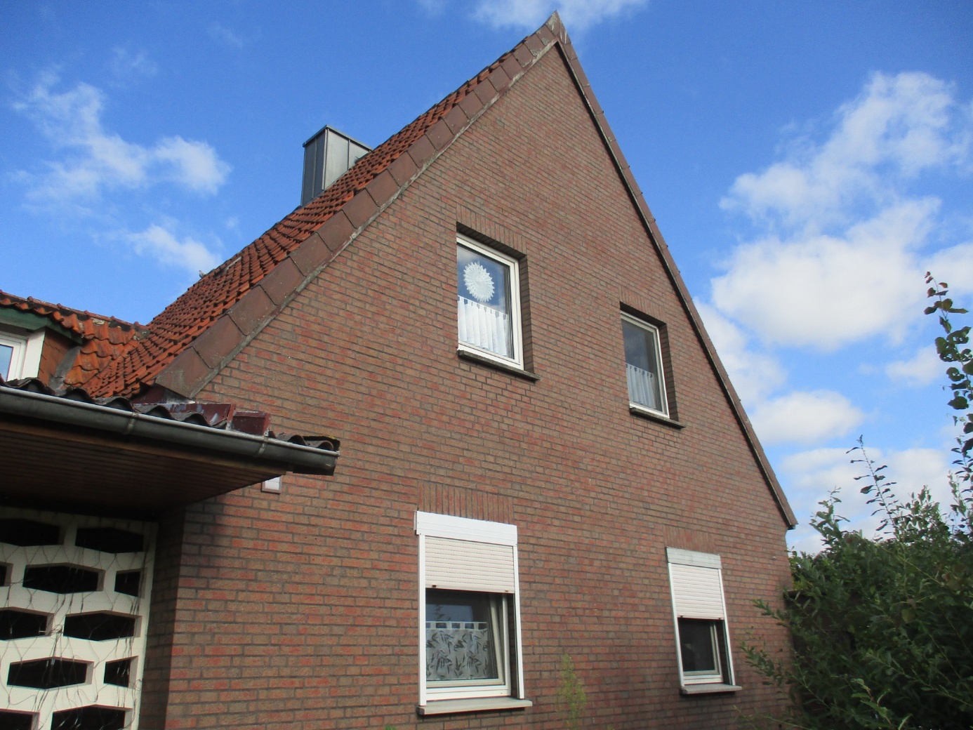 Foto 2 von 2 — Zweifamilienhaus