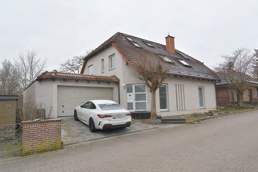 Foto 4 von 16 — Einfamilienhaus, Garage