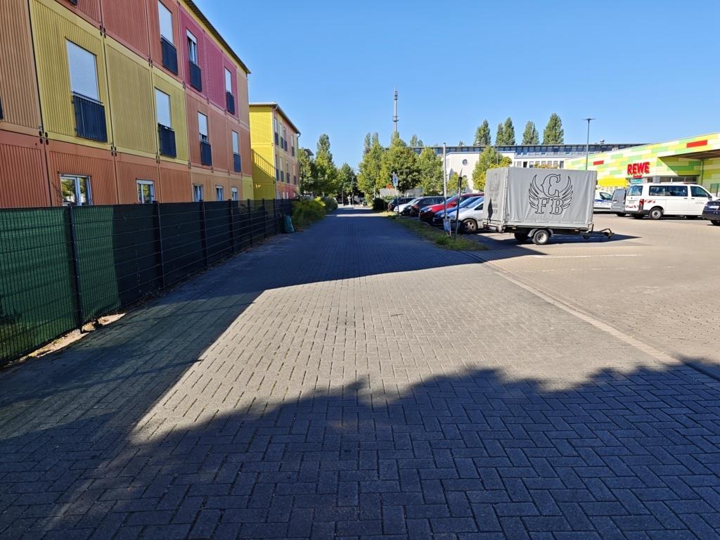 Foto 1 von 9 — unbebautes Grundstück, Wegefläche mit Kunstobjekt