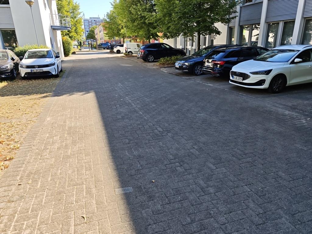 Foto 7 von 9 — unbebautes Grundstück, Wegefläche mit Kunstobjekt