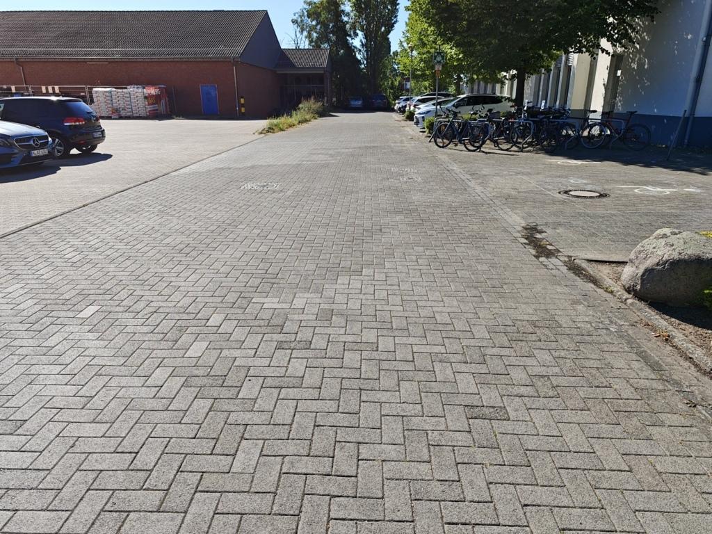 Foto 3 von 9 — unbebautes Grundstück, Wegefläche mit Kunstobjekt