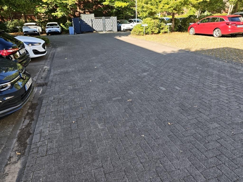 Foto 6 von 9 — unbebautes Grundstück, Wegefläche mit Kunstobjekt