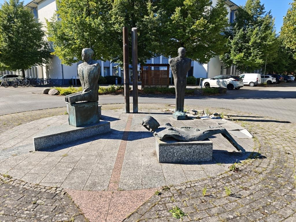 Foto 2 von 9 — unbebautes Grundstück, Wegefläche mit Kunstobjekt