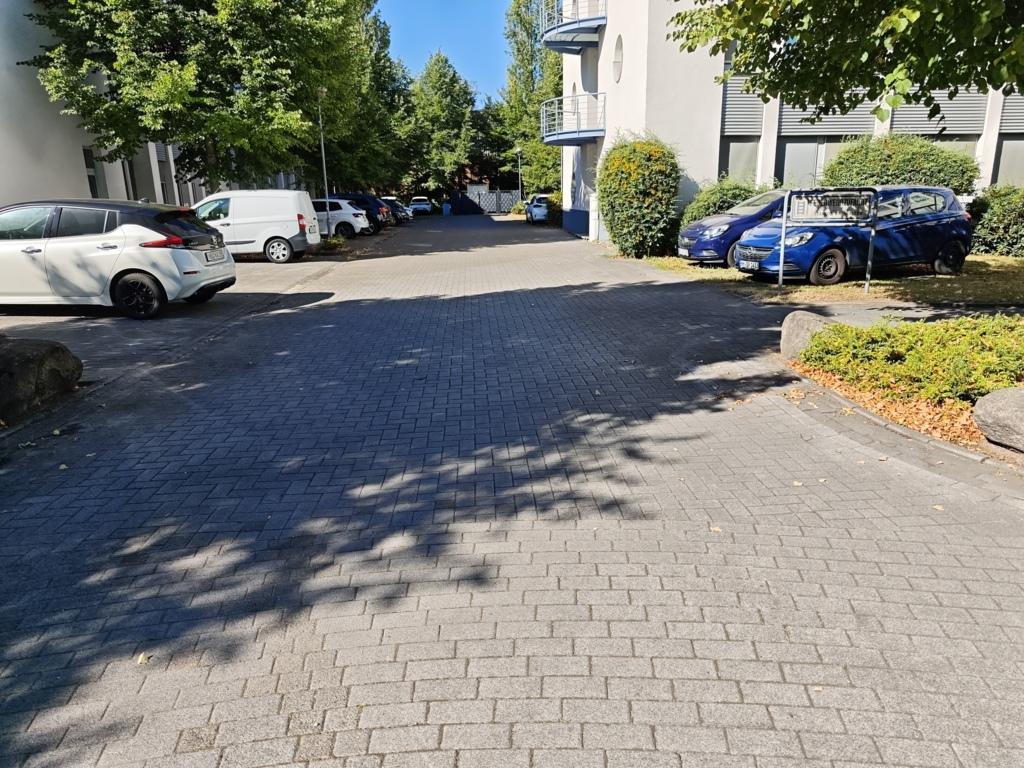 Foto 5 von 9 — unbebautes Grundstück, Wegefläche mit Kunstobjekt