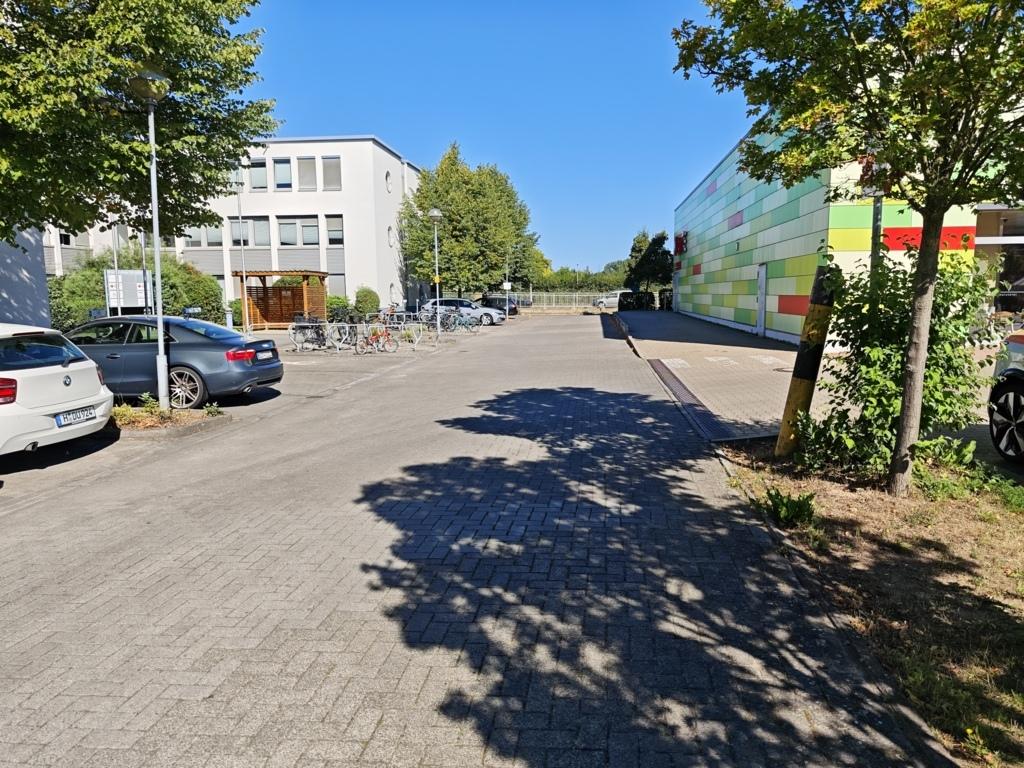 Foto 8 von 9 — unbebautes Grundstück, Wegefläche mit Kunstobjekt