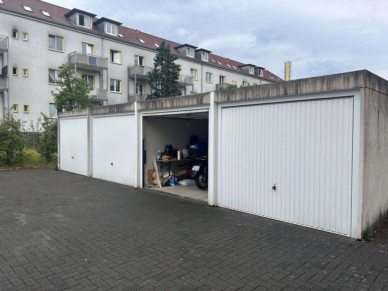 Foto 1 von 2 — Einfamilienhaus, Reihenhaus, Garage