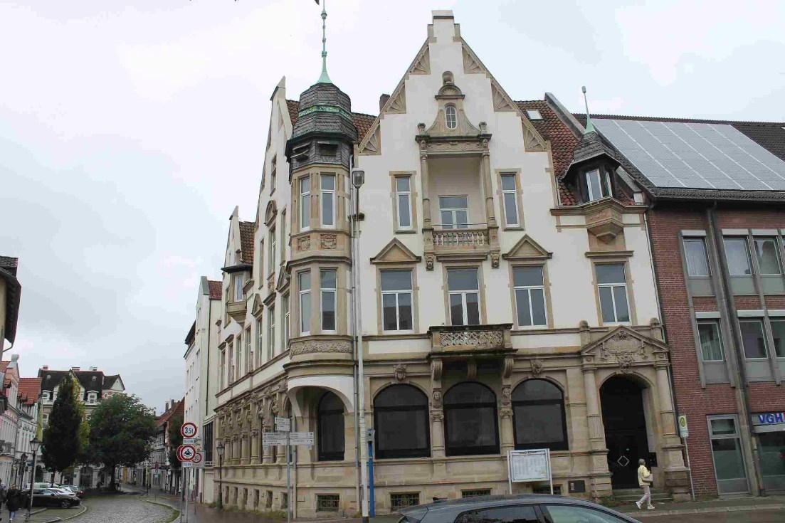 Foto 1 von 2 — Wohn-/Geschäftshaus