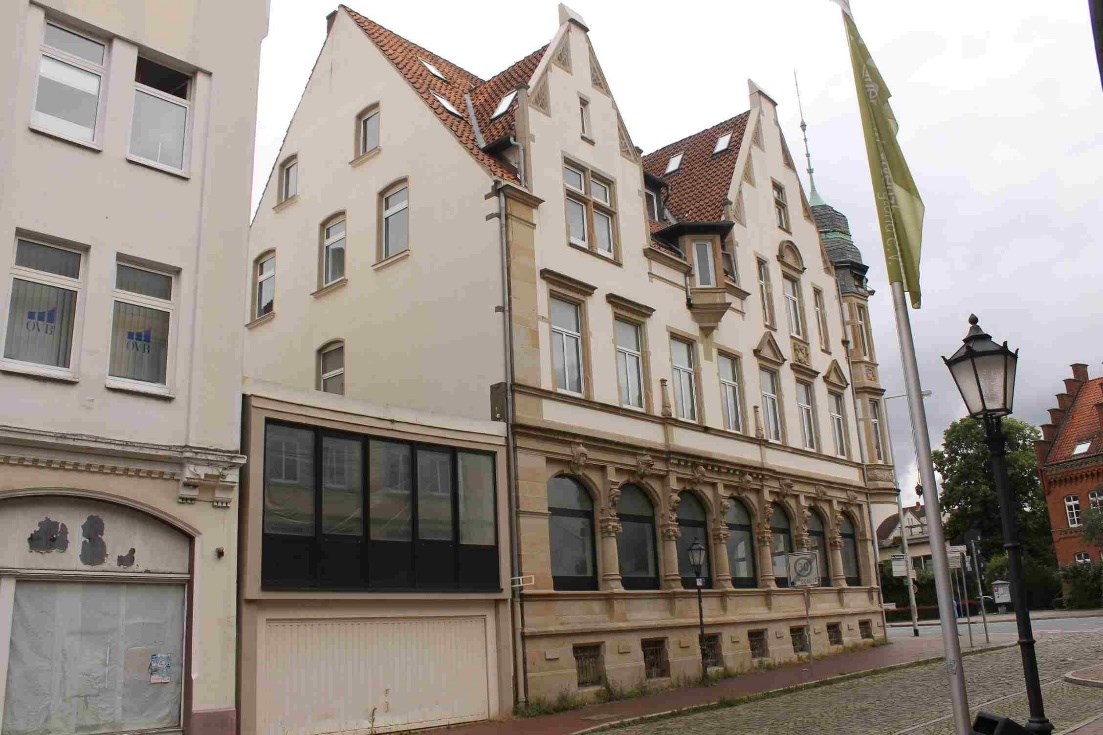Foto 2 von 2 — Wohn-/Geschäftshaus