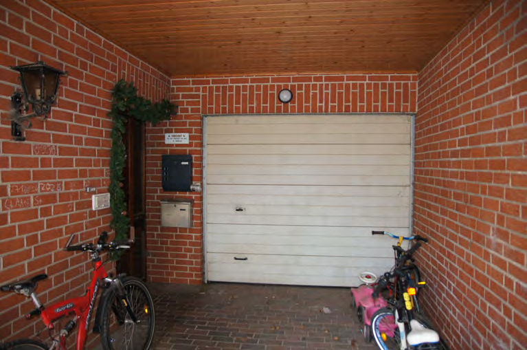 Foto 3 von 5 — Zweifamilienhaus, Garage, Die Wertermittlung erfolgte ohne Innenbesichtigung