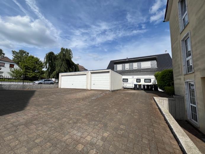 Foto 2 von 9 — Kfz-Stellplatz, Eigentumswohnung (3 bis 4 Zimmer), Sondernutzungsrecht Garten