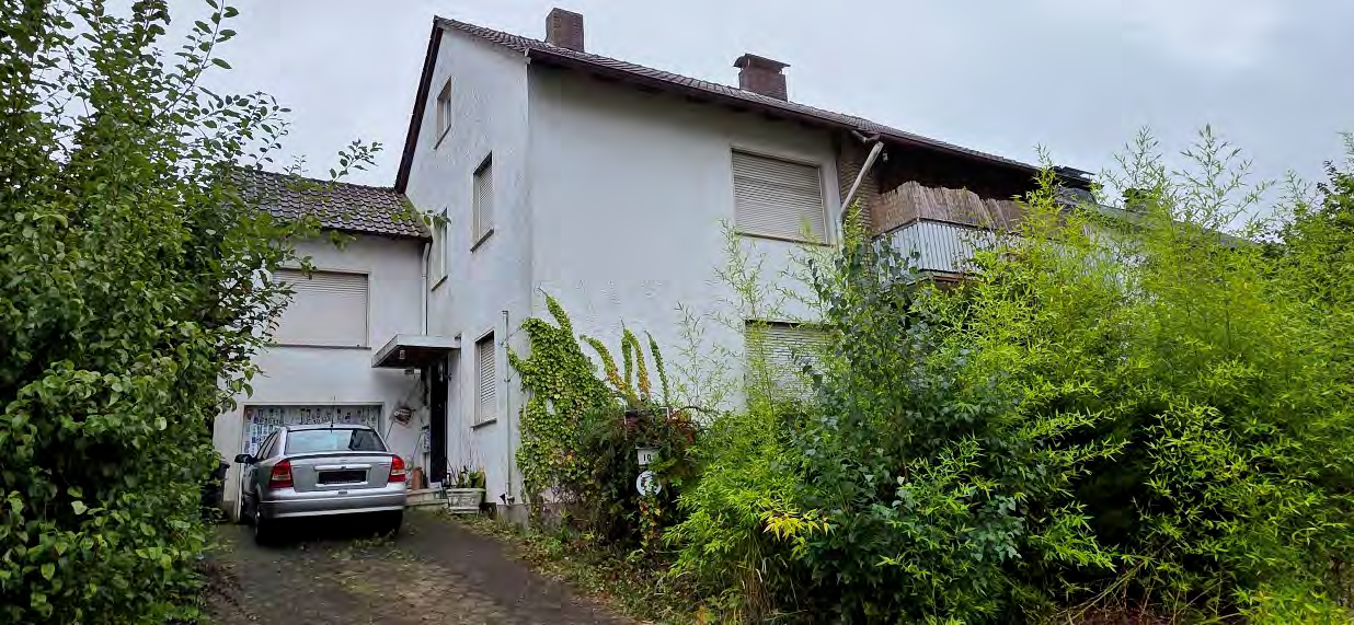 Foto 1 von 11 — Zweifamilienhaus, unterkellert