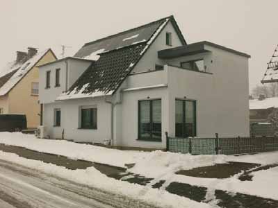 Foto 3 von 17 — Kfz-Stellplatz, Einfamilienhaus, Einfamilienhaus mit Carport und Abstellraum