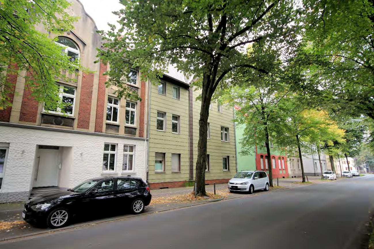 Foto 22 von 34 — Garage, Mehrfamilienhaus, Nebengebäude augenscheinlich baufällig