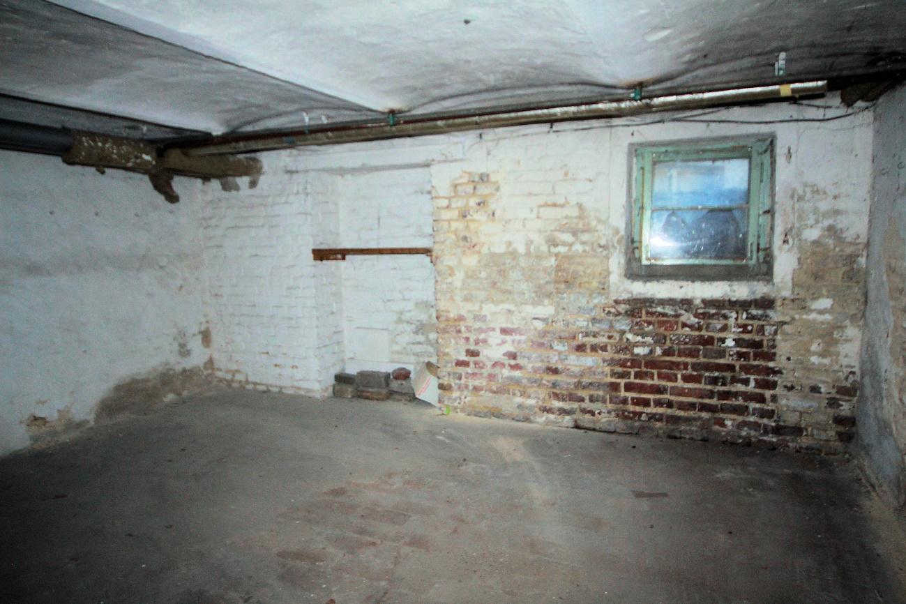 Foto 7 von 34 — Garage, Mehrfamilienhaus, Nebengebäude augenscheinlich baufällig