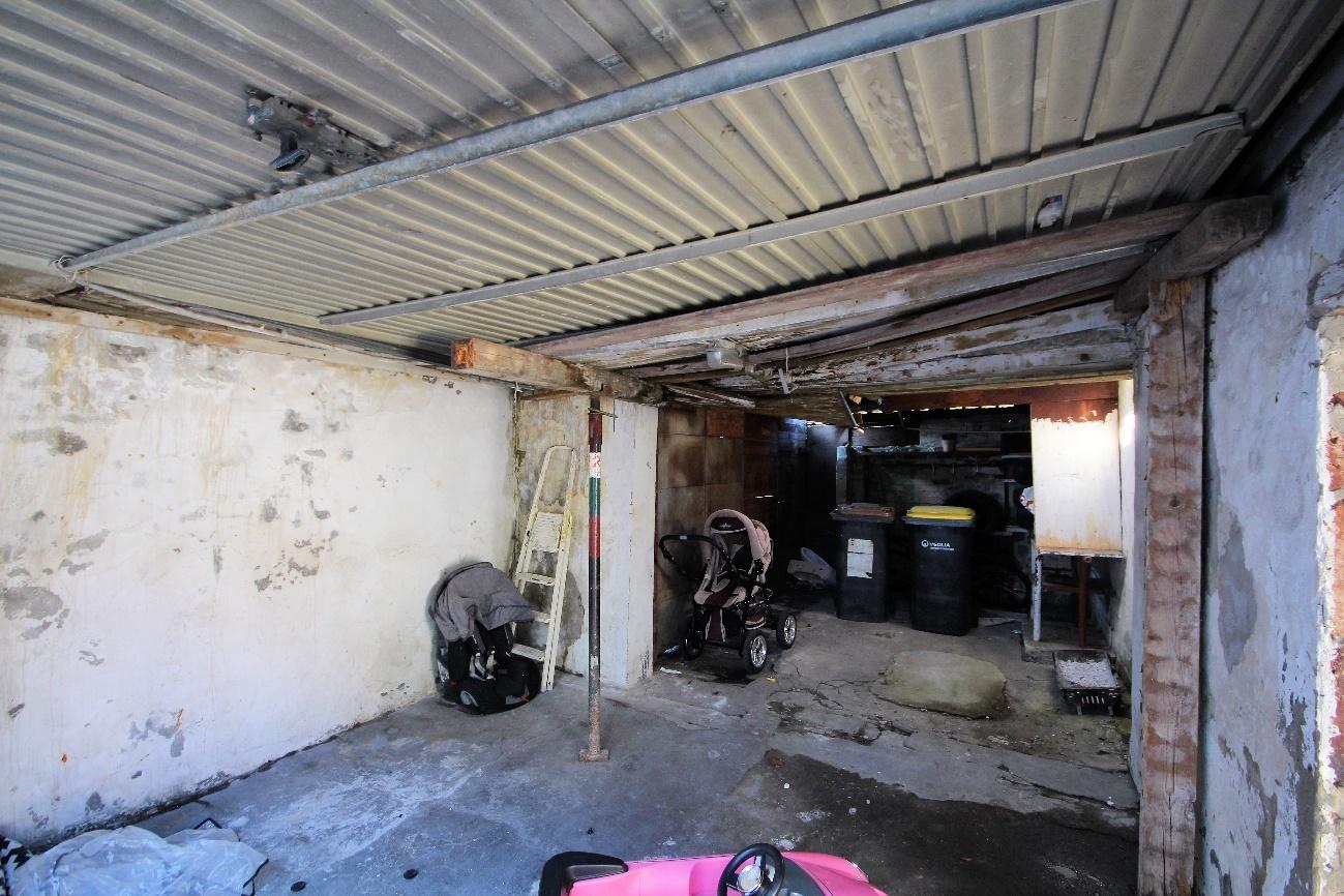 Foto 11 von 34 — Garage, Mehrfamilienhaus, Nebengebäude augenscheinlich baufällig