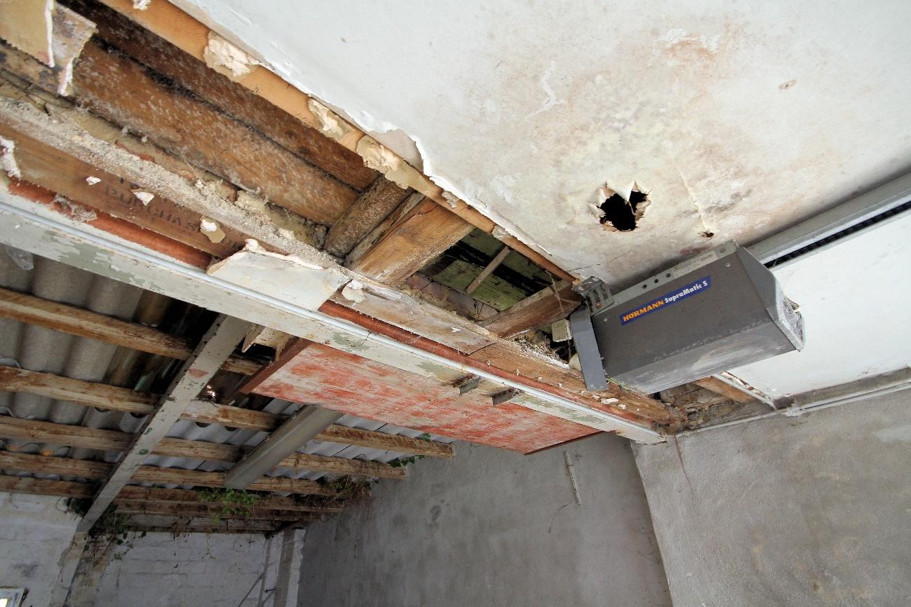 Foto 13 von 34 — Garage, Mehrfamilienhaus, Nebengebäude augenscheinlich baufällig