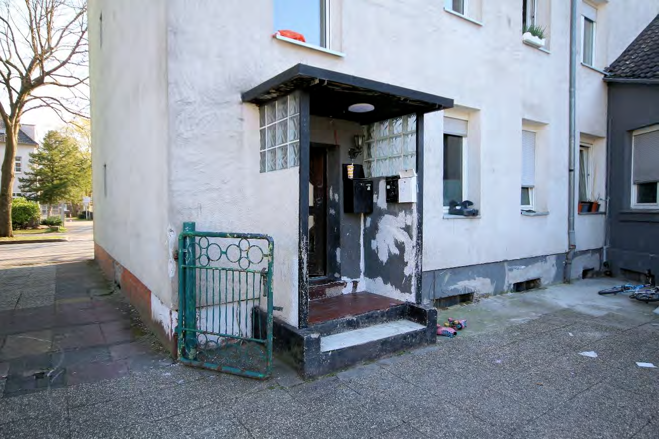 Foto 30 von 34 — Garage, Mehrfamilienhaus, Nebengebäude augenscheinlich baufällig
