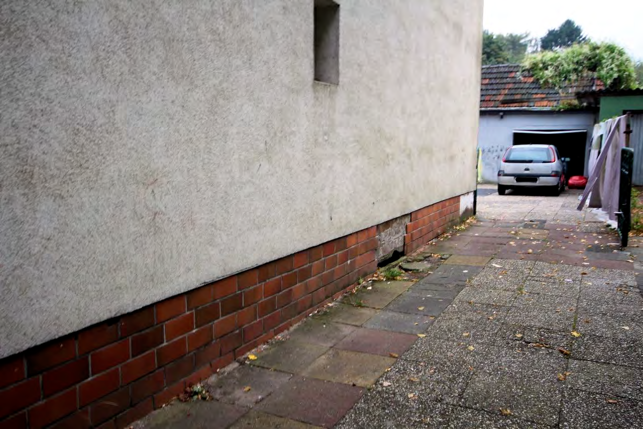 Foto 27 von 34 — Garage, Mehrfamilienhaus, Nebengebäude augenscheinlich baufällig