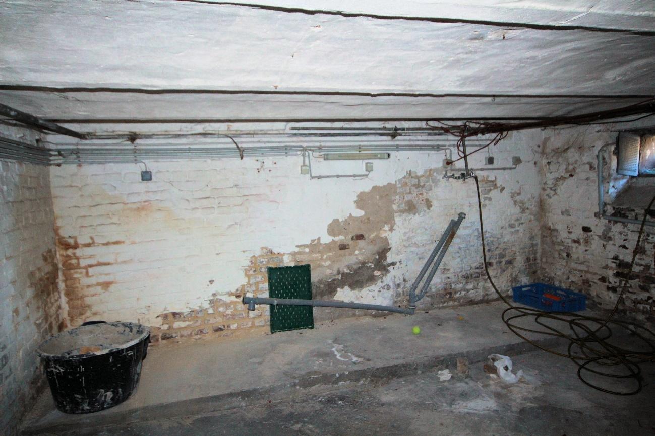 Foto 4 von 34 — Garage, Mehrfamilienhaus, Nebengebäude augenscheinlich baufällig