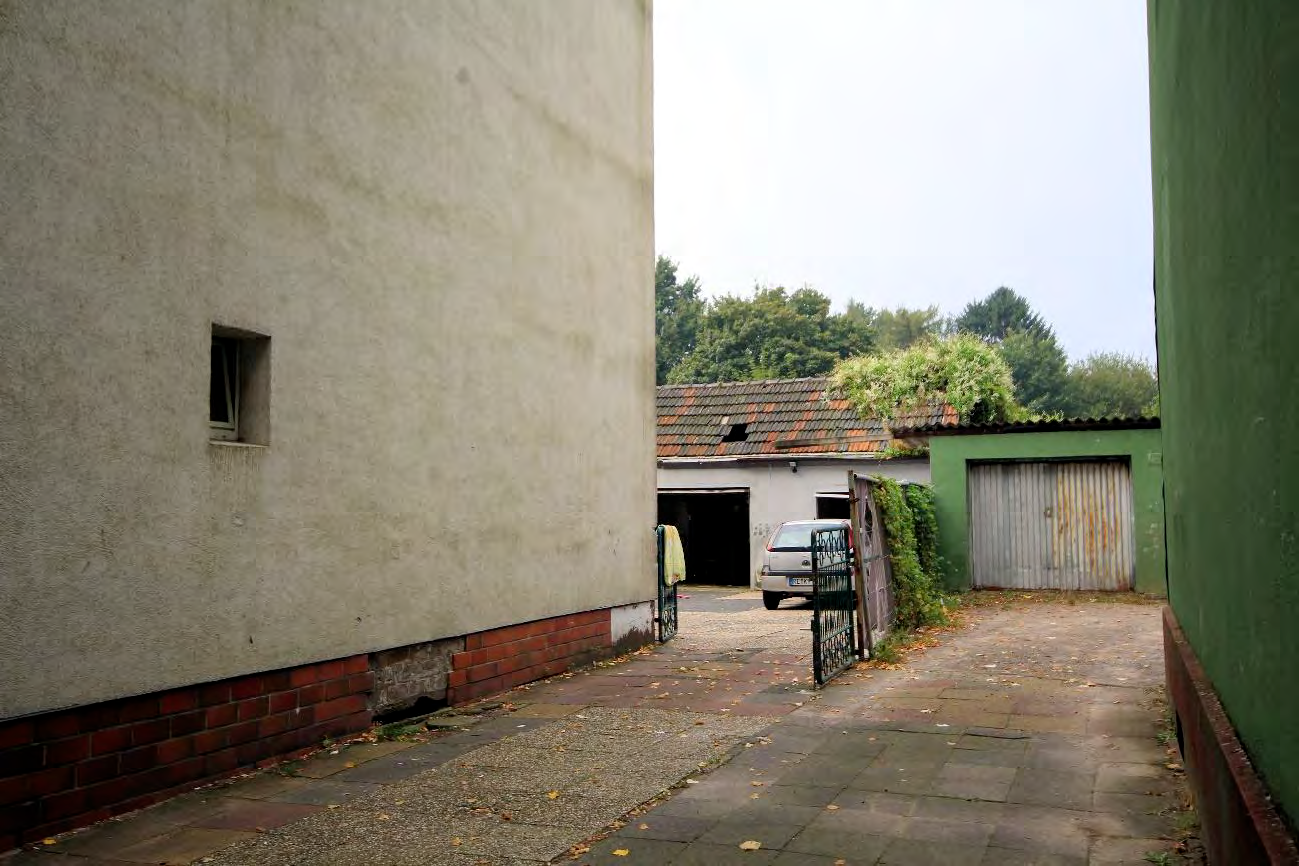 Foto 28 von 34 — Garage, Mehrfamilienhaus, Nebengebäude augenscheinlich baufällig