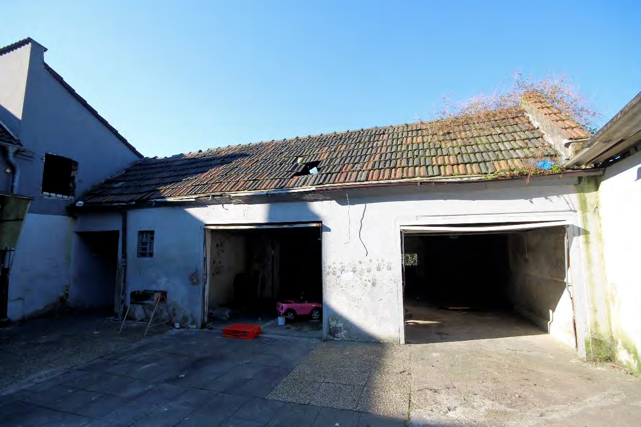 Foto 31 von 34 — Garage, Mehrfamilienhaus, Nebengebäude augenscheinlich baufällig