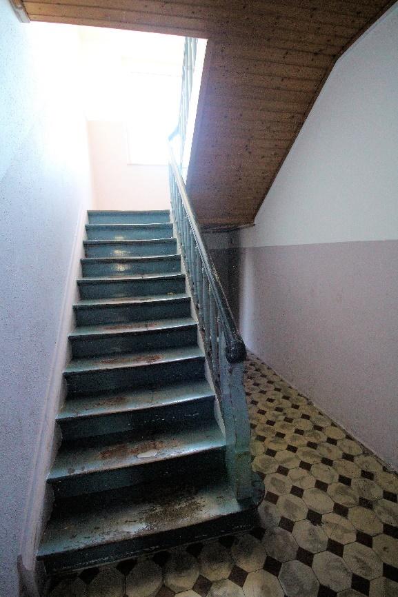 Foto 14 von 34 — Garage, Mehrfamilienhaus, Nebengebäude augenscheinlich baufällig