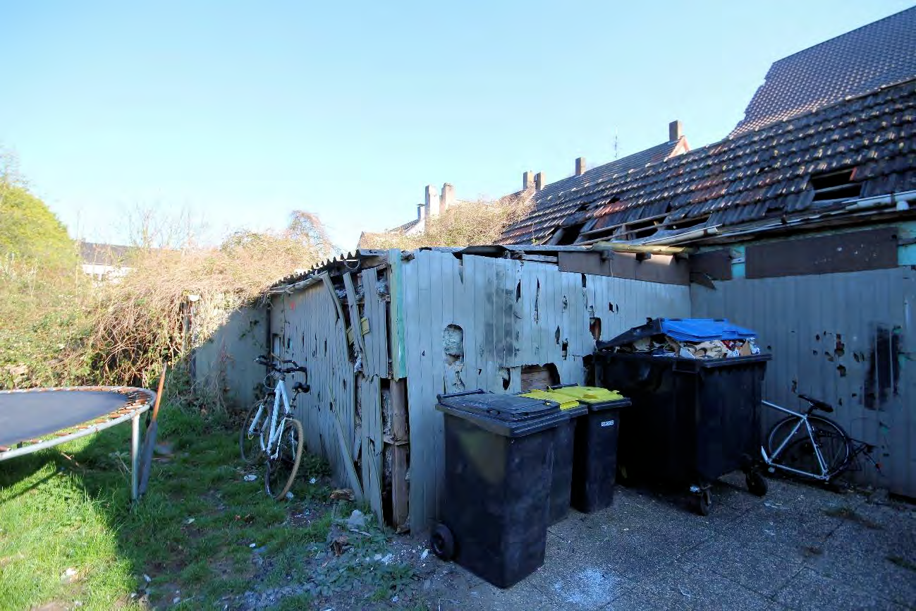 Foto 33 von 34 — Garage, Mehrfamilienhaus, Nebengebäude augenscheinlich baufällig