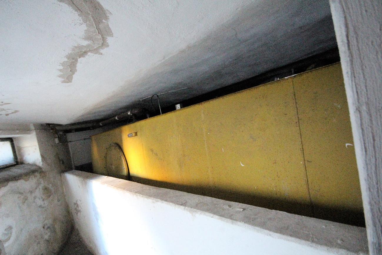 Foto 9 von 34 — Garage, Mehrfamilienhaus, Nebengebäude augenscheinlich baufällig