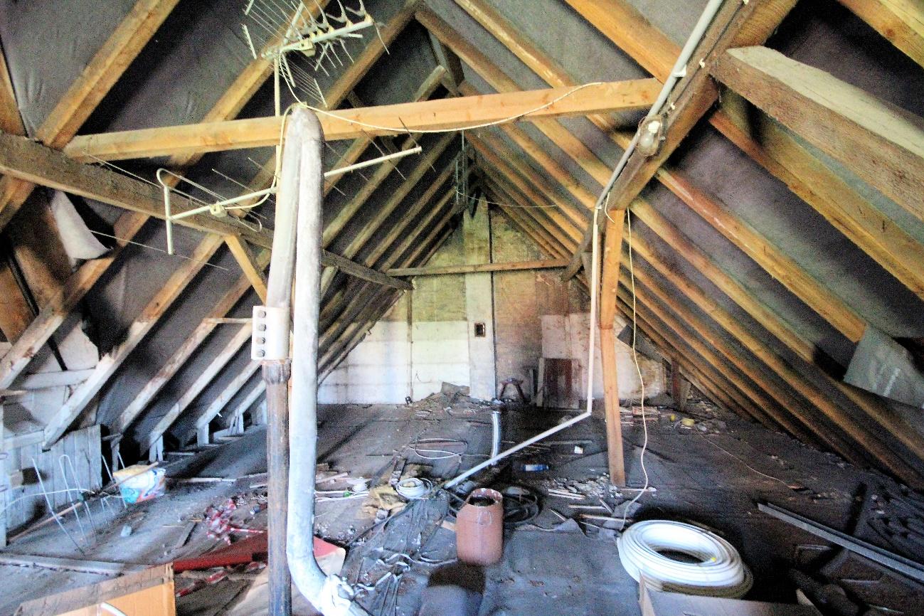 Foto 8 von 34 — Garage, Mehrfamilienhaus, Nebengebäude augenscheinlich baufällig