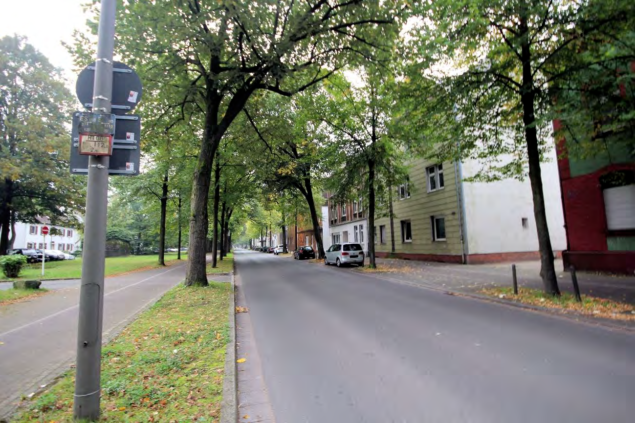 Foto 19 von 34 — Garage, Mehrfamilienhaus, Nebengebäude augenscheinlich baufällig