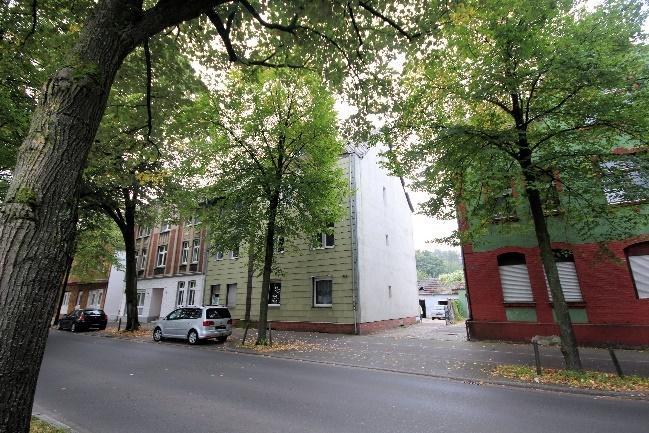Foto 1 von 34 — Garage, Mehrfamilienhaus, Nebengebäude augenscheinlich baufällig