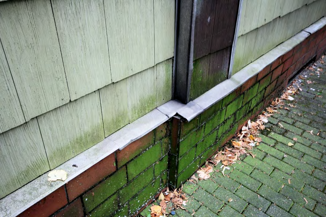 Foto 25 von 34 — Garage, Mehrfamilienhaus, Nebengebäude augenscheinlich baufällig