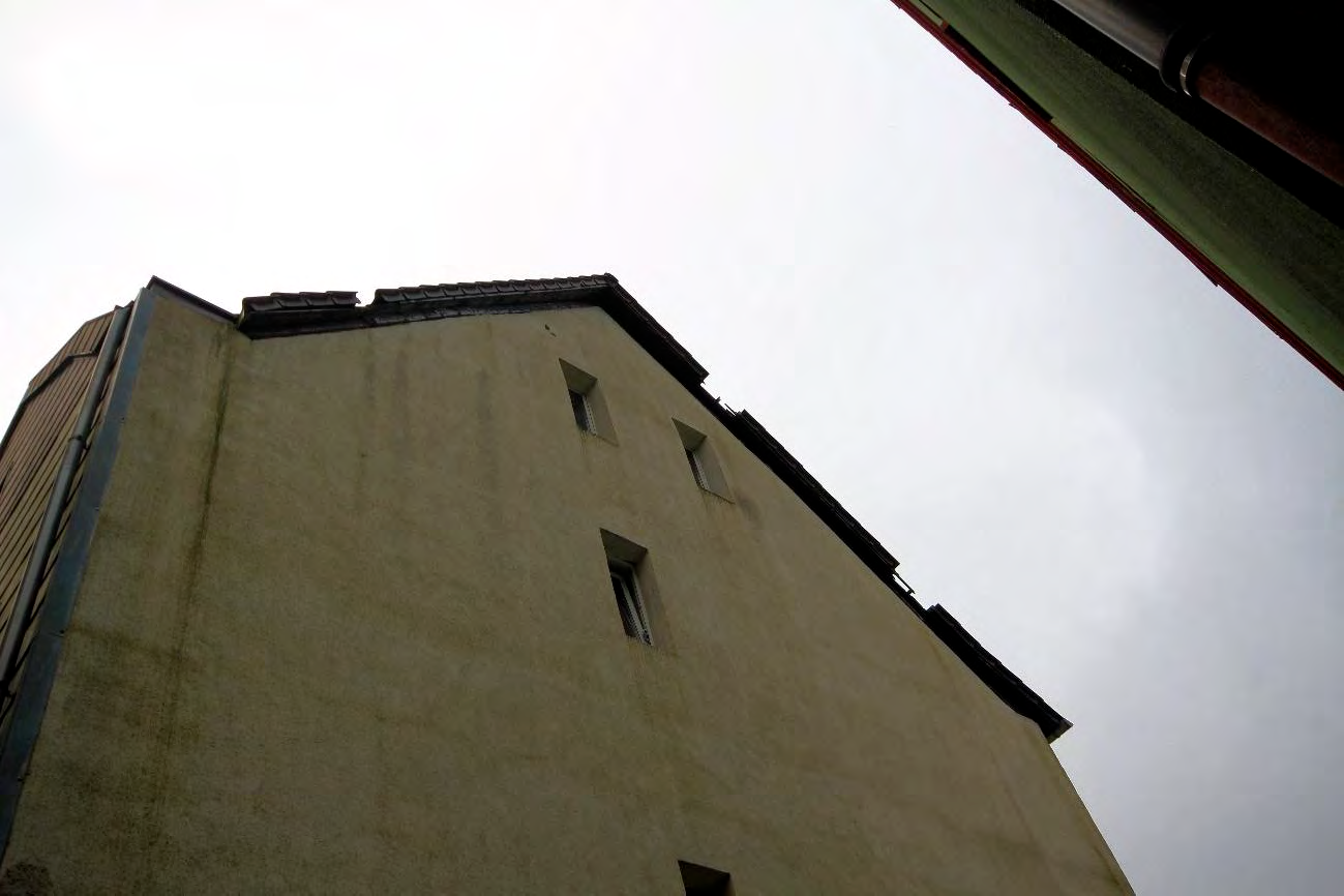 Foto 29 von 34 — Garage, Mehrfamilienhaus, Nebengebäude augenscheinlich baufällig